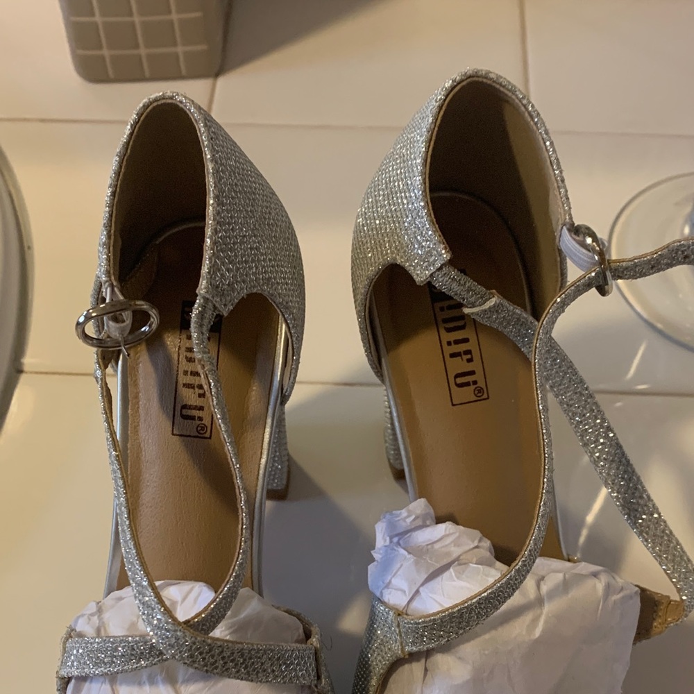 IDIFU Glittering Silver Heels - Picture 4 of 5